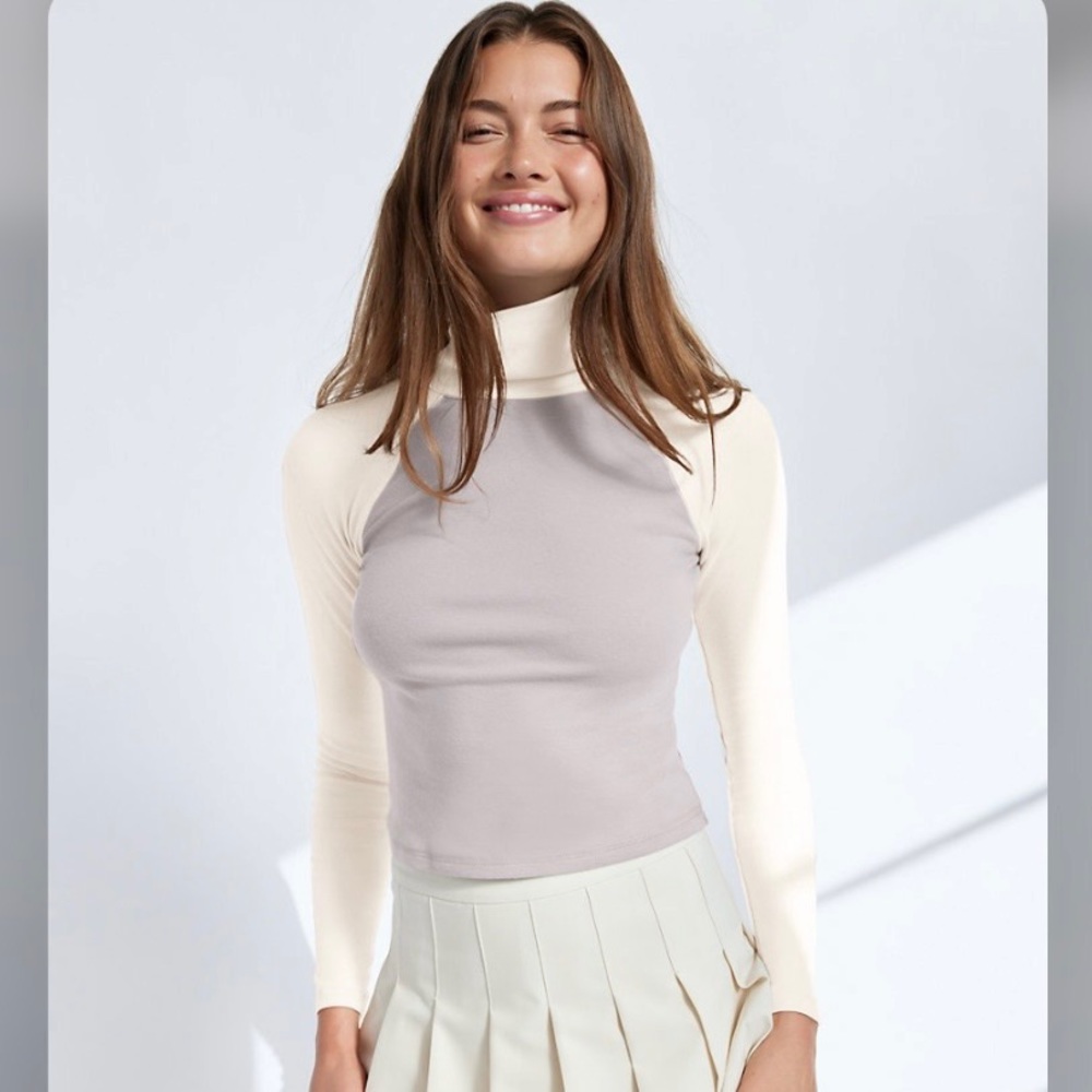 Aritzia Two Tone Nesta Turtleneck